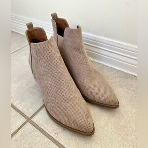 Universal Thread beige boot/ booties. Size 9.